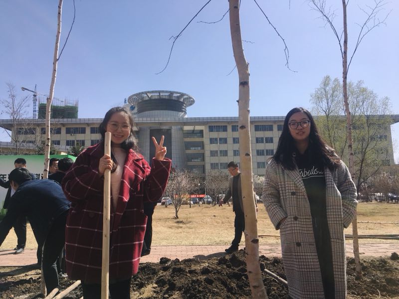 考古学院学生参加吉林大学义务植树活动